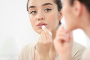 Leia mais sobre o artigo Os 10 melhores hidratantes labiais para manter seus lábios macios e saudáveis